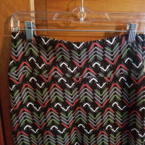 LuLaRoe Cassie Gray/black w/ V pattern Size S - Picture 3 of 5